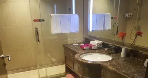 Crowne Plaza Madinah Bathroom